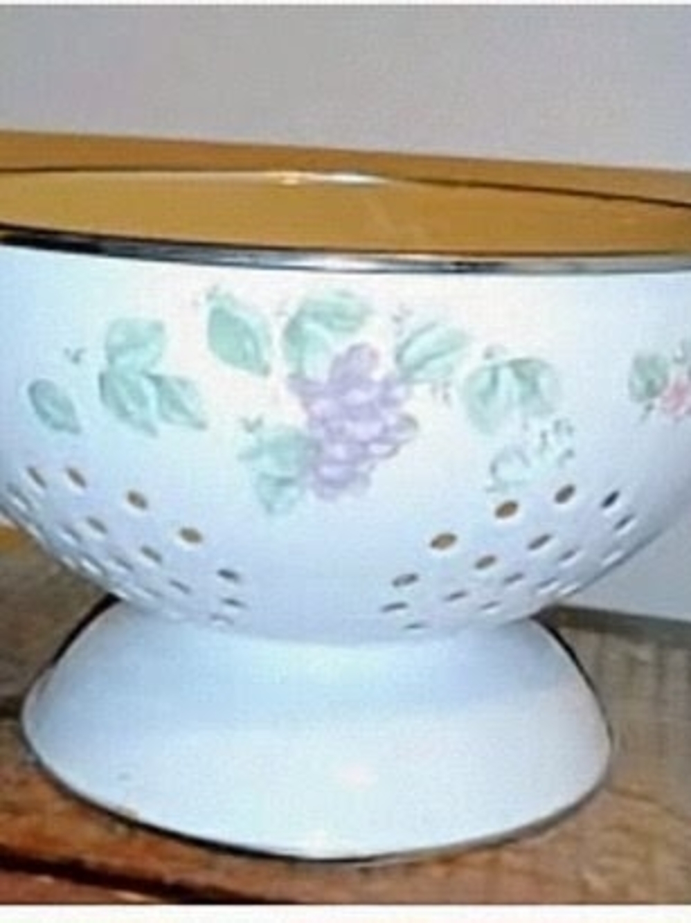 Retired Pfaltzgraff "Grapevine" pattern 1.5-Quart Enameled Metal Colander